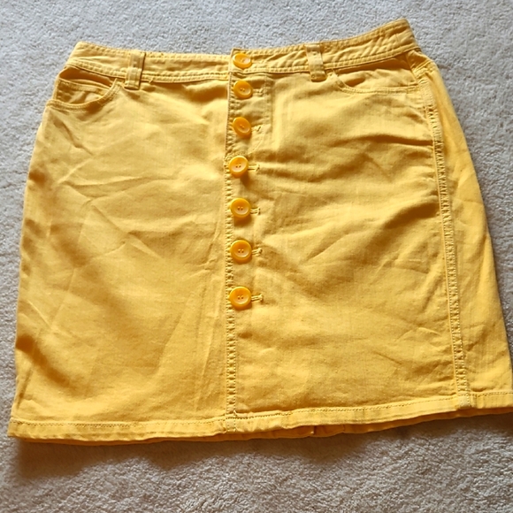 Caslon Size 4 Yellow Skirt With Button Front - Picture 1 of 9